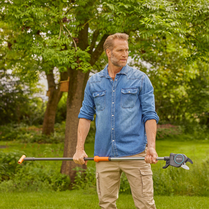 Gardena Baum- und Strauchschneider StarCut Pro S Szene Mann