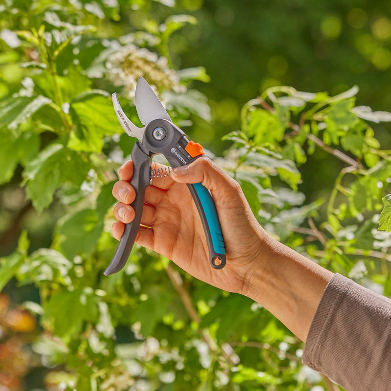 Gardena Gartenschere PremiumCut Frisches Holz Szene Garten Hand